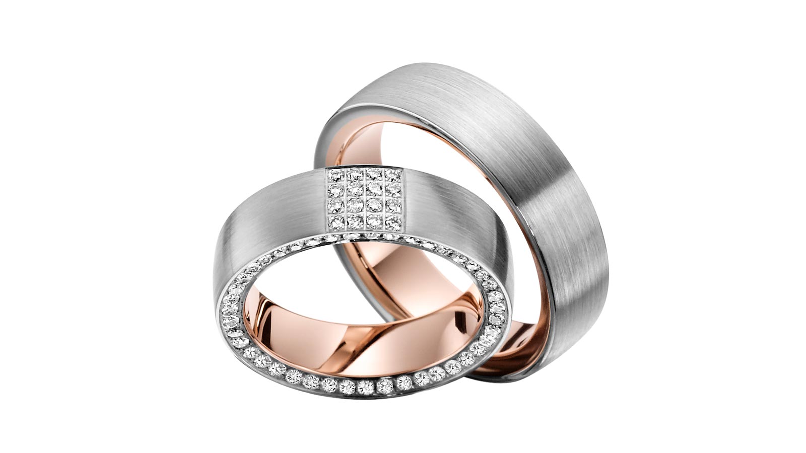 Trauringe aus Platin, der eine mit Diamanten, der andere schlicht. Elegantes Design und glänzend.