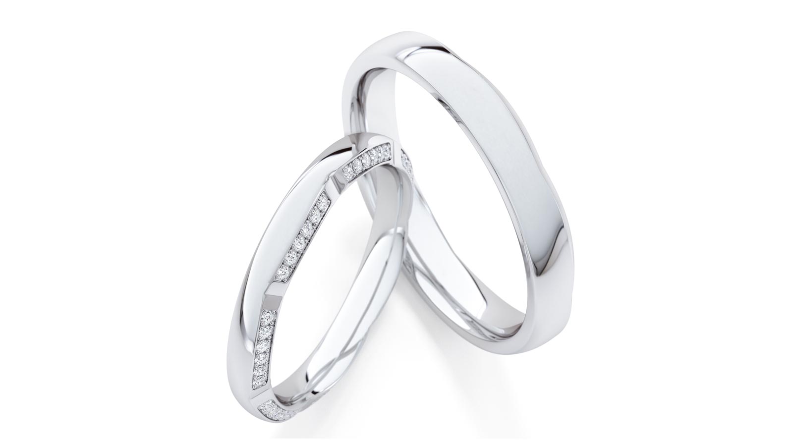 Trauringe aus Platin mit glänzender Oberfläche, einer verziert mit kleinen Diamanten.