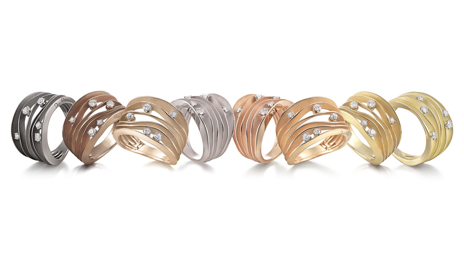 Mehrere elegante Ringe aus Gold und Silber mit funkelnden Diamanten, in verschiedenen Farben.