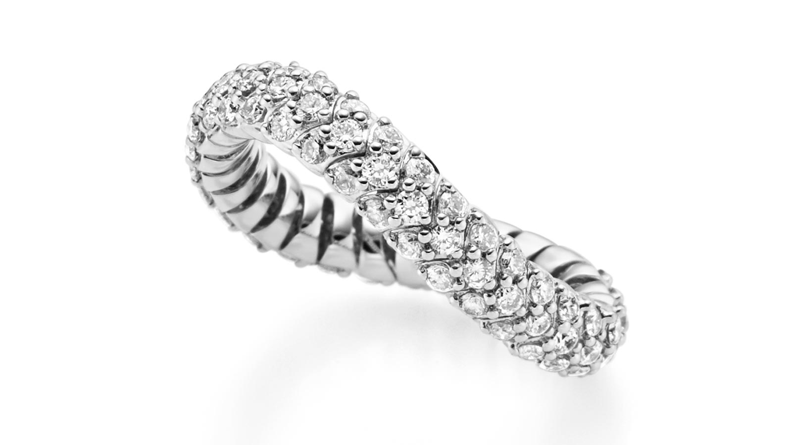 Schmuckstück mit glänzenden silbernen Diamanten im geschwungenen, spiralartigen Design.