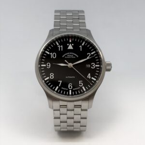 Eine silberne Armbanduhr mit schwarzem Zifferblatt und metallischem Armband, klassisches Design.
