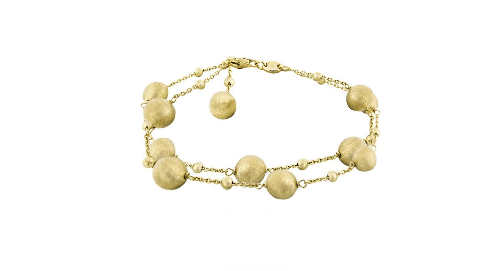 Goldenes Armband mit runden, matten Perlen und feiner doppellagiger Kette auf weißem Hintergrund.