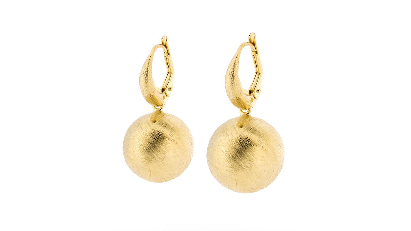 Goldene Ohrringe mit Kugelanhänger, strukturiert, glänzend, klare Eleganz und schlichte Schönheit.
