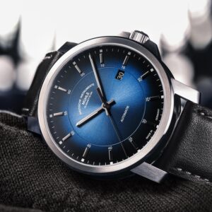 Eine elegante Armbanduhr mit blauem Zifferblatt und schwarzem Lederarmband.