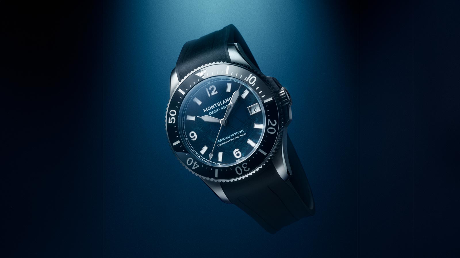 Eine elegante Montblanc Uhr mit blauem Zifferblatt, silbernen Zahlen und schwarzem Armband