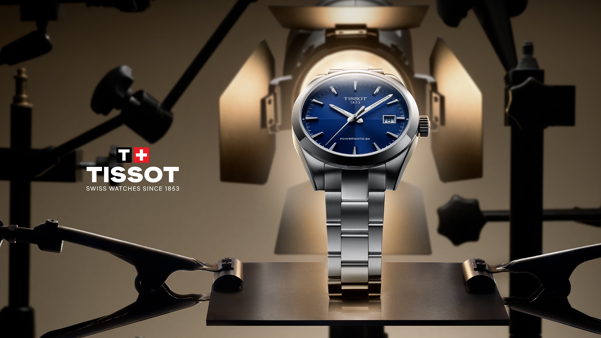 Tissot Uhr mit blauem Zifferblatt und silbernem Band im Studio Setting