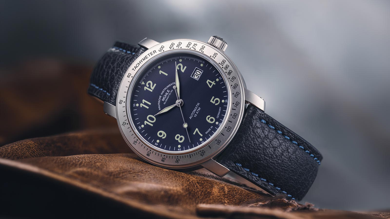Muehle Automatikuhr mit blauem Zifferblatt und Lederarmband auf Leder